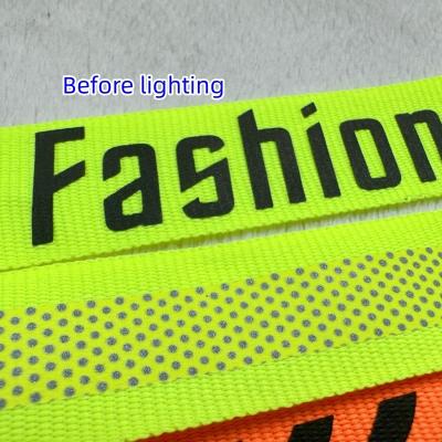 China Etiquetas de marca de ropa Impresión de logotipo reflectante en cinta tejida para ropa deportiva en venta