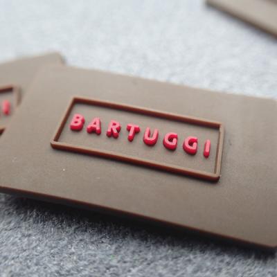 China Etiquetas de borracha feitas sob encomenda do logotipo 3D lavável para o vestuário à venda