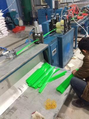 China Plastikplakat-Fahnen-Aufhänger PVC-Profil-Fertigungsstraße 5M/Min zu verkaufen