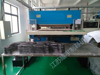 China Facial Mask Hydraulic Die Cutting Machine Double Oil Cylinder Computer Control for sale