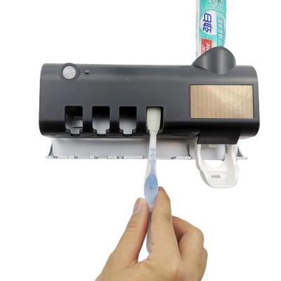 China Tenedor ULTRAVIOLETA del cepillo de dientes del soporte inalámbrico de la pared de la esterilización con el soporte de vaso de cepillo en venta