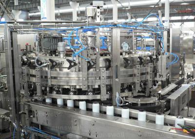 Chine L'eau de seltz automatique, boîte de bruit de jus, machine de remplissage remplissante de boîte en aluminium d'équipement de liquide à vendre