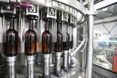 China Máquina de embotellado de la cerveza del arte de la bebida alcohólica del OEM con funcionamiento estable en venta