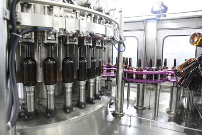China Máquina de rellenar de la cerveza del embotellamiento de vino, línea de cristal alta velocidad del embotellado de la producción en venta