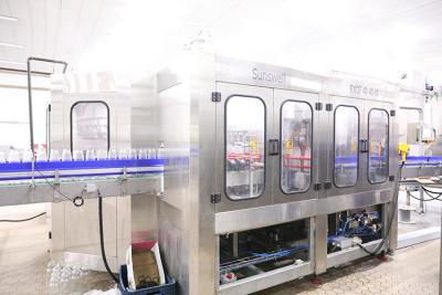 Chine 3 dans 1 chaîne de production mis en bouteille par verre automatique de jus capsulage remplissant de lavage de cachetage à vendre