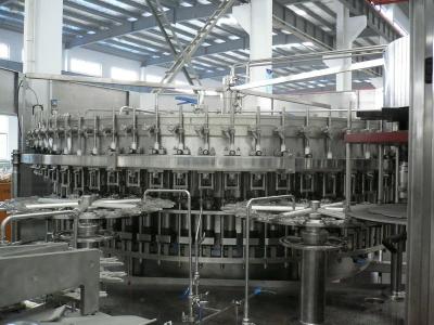 Chine 3 in-1 automatiques ont carbonaté la chaîne de production potable de machine de remplissage à vendre