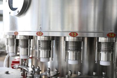 China 3 em 1 automático carbonatadas Bebidas rotativo máquinas equipamentos de enchimento de garrafas de vinho à venda