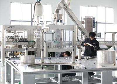 China máquina de rellenar del jugo 3-In-1 por completo automática con la capacidad de producción 18000BPH en venta