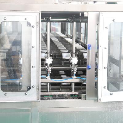 China Precisión embotelladoa automática de la máquina del relleno en caliente de 150BPH 18.9L alta en venta