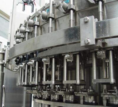 China Máquina de rellenar carbónica de la bebida líquida del jugo del agua de soda en venta
