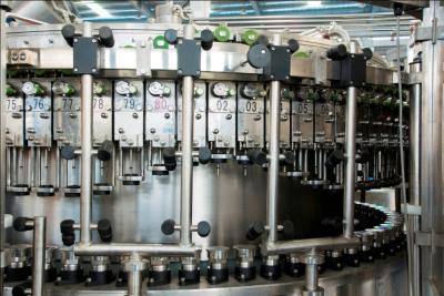Chine machine de remplissage carbonatée de boisson de l'eau de bouteille 15KW en verre à vendre