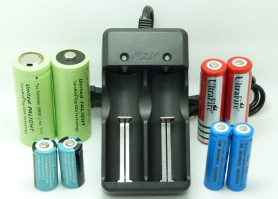 Chine Chargeur rechargeable de torche de batterie supérieure de bouton du poids léger 18650 100% examiné à vendre