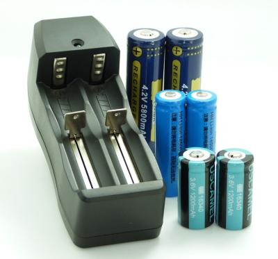Chine Prise 112*43*43mm d'UE des USA de chargeur de batterie de marché de batterie d'ion de Li de la banque 18650 de puissance double à vendre