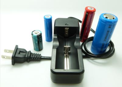 Chine Chargeur de batterie BRITANNIQUE de l'universel 26650 de batterie d'ion de Li de la prise 18650 d'UE des USA avec le fil de 750mm à vendre