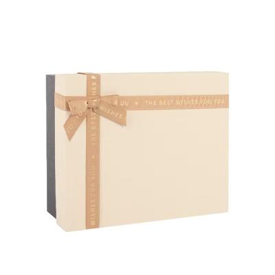 China Caja de regalo personalizada caja de la cartulina del perfume de la cartulina del OEM de la suscripción de Boxycharm con la cinta en venta