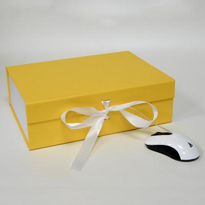 China Cajas de regalo de encargo al por mayor de la joyería de la caja de regalo del plegamiento de la Navidad con la tapa magnética en venta