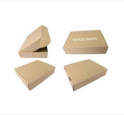 Китай Изготовленные на заказ рифленые отправители 8x6x4 картонной коробки для упаковки одеяния продается