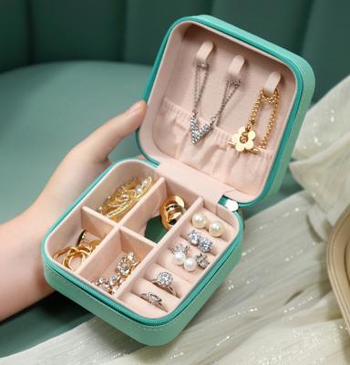 China Almacenamiento en montón de las cajas de regalo de la joyería del ODM Blue Velvet para el anillo 10x10 del collar de la pulsera del pendiente en venta