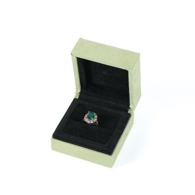China Caixa de empacotamento verde do presente da flanela da grama para Ring Bracelet Jewelry à venda
