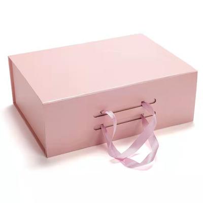 China Caja de regalo de papel especial de empaquetado de la caja del plegamiento de la cartulina de la ropa con la manija en venta
