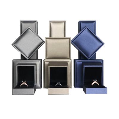 Chine Boîte de empaquetage faite sur commande en cuir de luxe de boîte-cadeau de bijoux pour le collier d'anneau à vendre