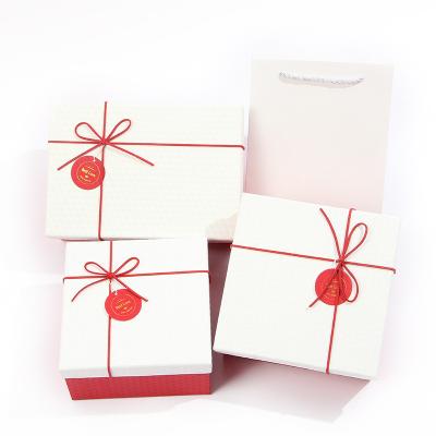 China Diseño único colorido personalizado cartón de la caja de joyería en venta