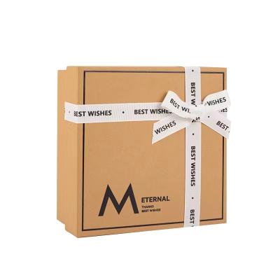 China Spot UV / Varnishing Cardboard Gift Box Packaging Box With Ribbon en venta