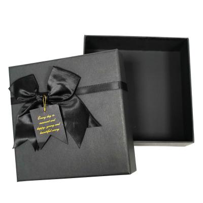 China Hochwertige Luxus schwarze kundenspezifische Geschenkbox Schmuck Hochzeit Geschenkboxen mit Band zu verkaufen