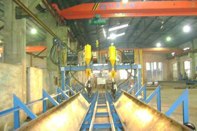 中国 Gantry T / H Beam Welding Machine for Automatic Production Line 200mm - 1200mm Width Flange 販売のため