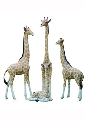 China Simulation Fiberglass Life Size Giraffe Sculpture Statues For Outside Landscape for sale