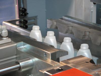 Κίνα Αυτόματη Defleshing μηχανή σχηματοποίησης χτυπήματος μπουκαλιών συστημάτων πλαστική για το μπουκάλι λοσιόν HDPE 2 στρώματος προς πώληση