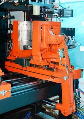Cina Multi macchina dello stampaggio mediante soffiatura della bottiglia di strato, risparmio energetico dell'attrezzatura dello stampaggio mediante soffiatura in vendita