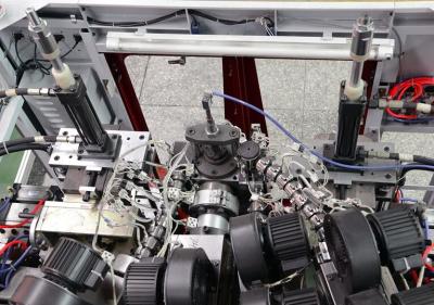 China Máquina plástica del moldeo por insuflación de aire comprimido de la botella del sistema auto de Defleshing en venta