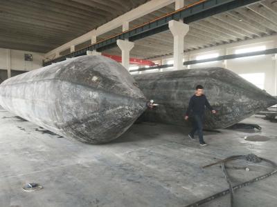 China Los sacos hinchables resistentes de goma marinos para levantar, ventilan los sacos hinchables de lanzamiento de la nave apretada en venta