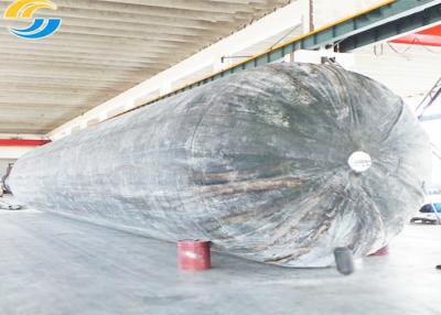 China Tubo flotante marino negro de Vulconize el pontón del barco de los sacos hinchables de goma del salvamento en venta