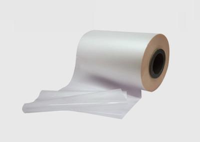 中国 40-50mic PETGの袖の印刷のミルク白いGolssyのための白い収縮フィルム 販売のため