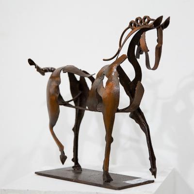 Chine Abrégé sur extérieur sculpture en métal grandeur nature creux de cheval pour le paysage à vendre