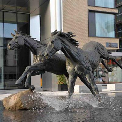 China La resina hace la escultura a mano de bronce al aire libre, ODM grueso de cobre amarillo del OEM de la escultura 5m m del caballo en venta