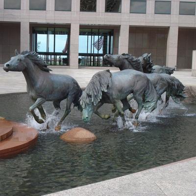 China Hand Carving Horse Lifelike Outdoor Bronze Sculpture Garden Decoration for sale