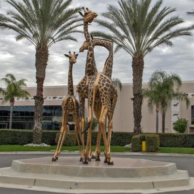 China La jirafa al aire libre grande de tamaño natural de la escultura de bronce del jardín de Gnee formó modificado para requisitos particulares en venta