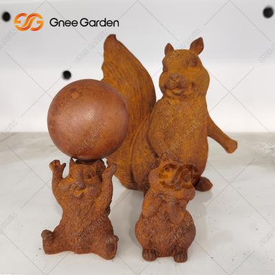 China La mano al aire libre del ornamento del jardín de la ardilla de la escultura del metal del ODM del OEM hizo a mano en venta