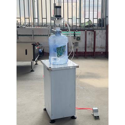 China Automatic Plastic Bottle 3 Gallon 5 Gallon 20 Liter Bottled Water Capping Machine equipment For Gallon Filling Machine à venda