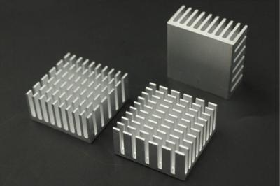 Chine Refroidisseur durable de jeu de puces, radiateur en aluminium pour la carte de mémoire de jeu de puces à vendre