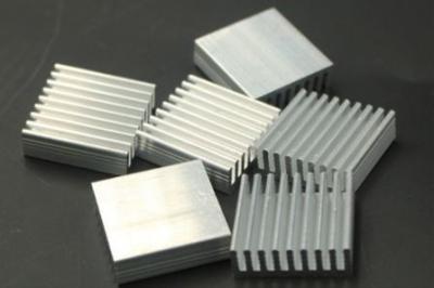 China Os dissipadores de calor de alumínio conduzidos alumínio do alojamento da luz de bulbo conduzidos expulsaram o dissipador de calor de alumínio à venda