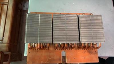China O cobre de cobre aglomerado iluminação do dissipador de calor da tubulação da tira do diodo emissor de luz baseou o radiador de Struded à venda