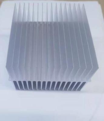 China disipadores de calor sacados de aluminio de 89-125 milímetros 0,1 milímetros de la llanura de anodización de la plata en venta