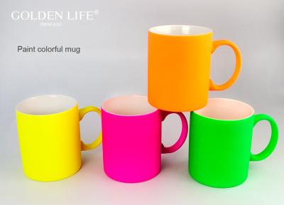 中国 注文のコーヒー・マグが付いている4人のマットの艶出し色のコーヒー カップの置かれる 販売のため