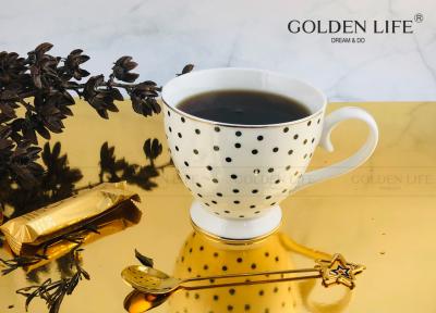 中国 New Bone China 15OZ Gold Design Footed Mug With 9.5cm Shape Square Dish Custom Coffee Mugs 販売のため
