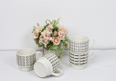 中国 Four mugs set in new bone china with metal frame for home/office use ceramic coffee mugs 販売のため