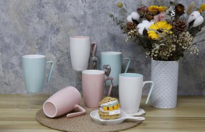 中国 Glazy gift mug new bone china luxury color  mugs for home and office use ceramic mugs 販売のため